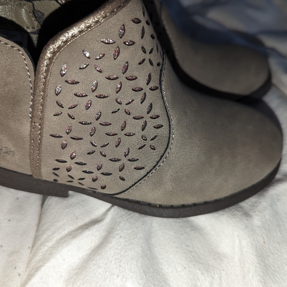 Kids OshKosh shoes size 11 toddler - Picture 2 of 4